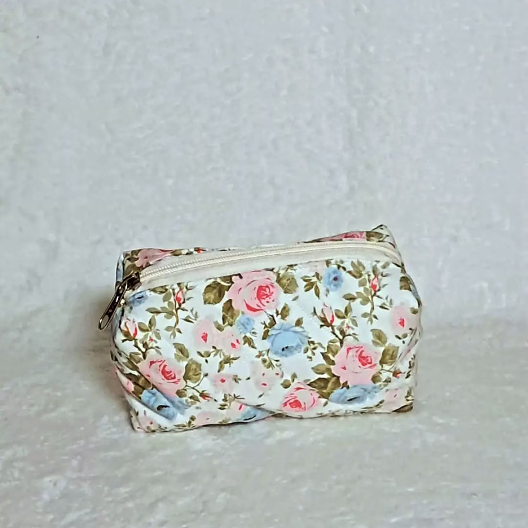 Neceser de tela floral con rosas rosa y celeste, hecho por Maru