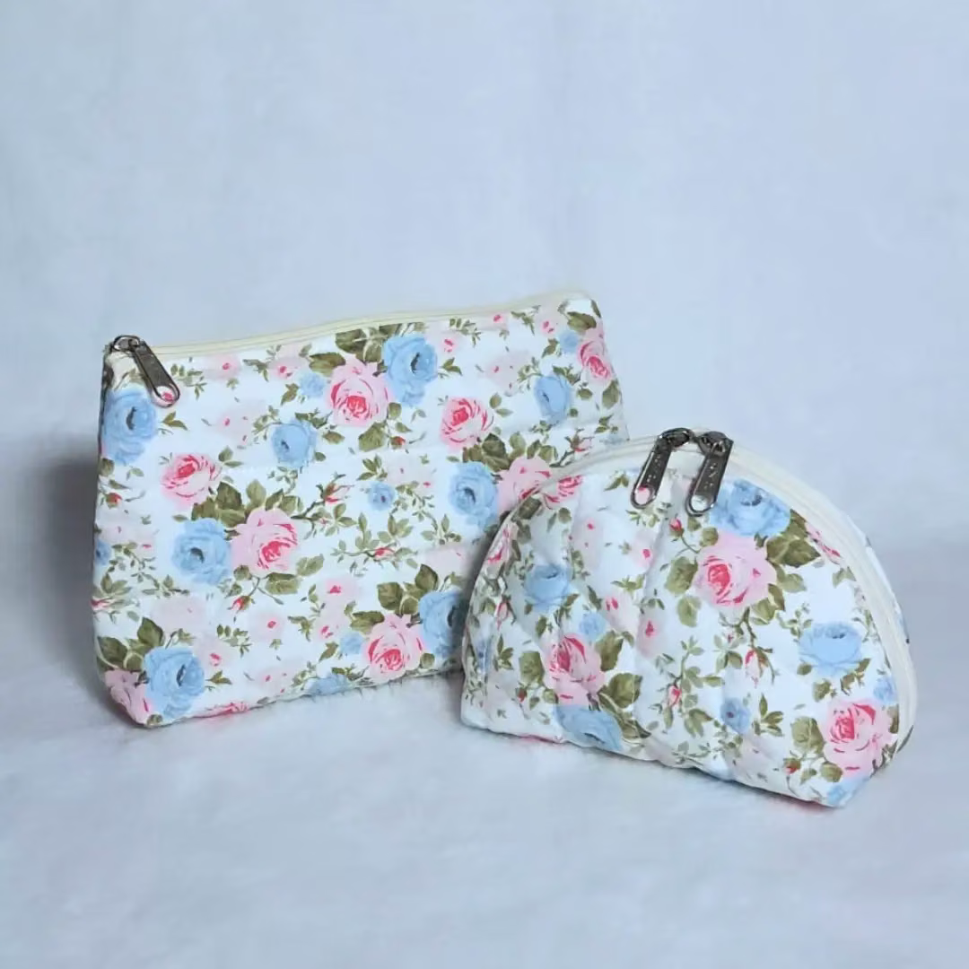 Dos neceseres de tela floral con rosas rosa y celeste
